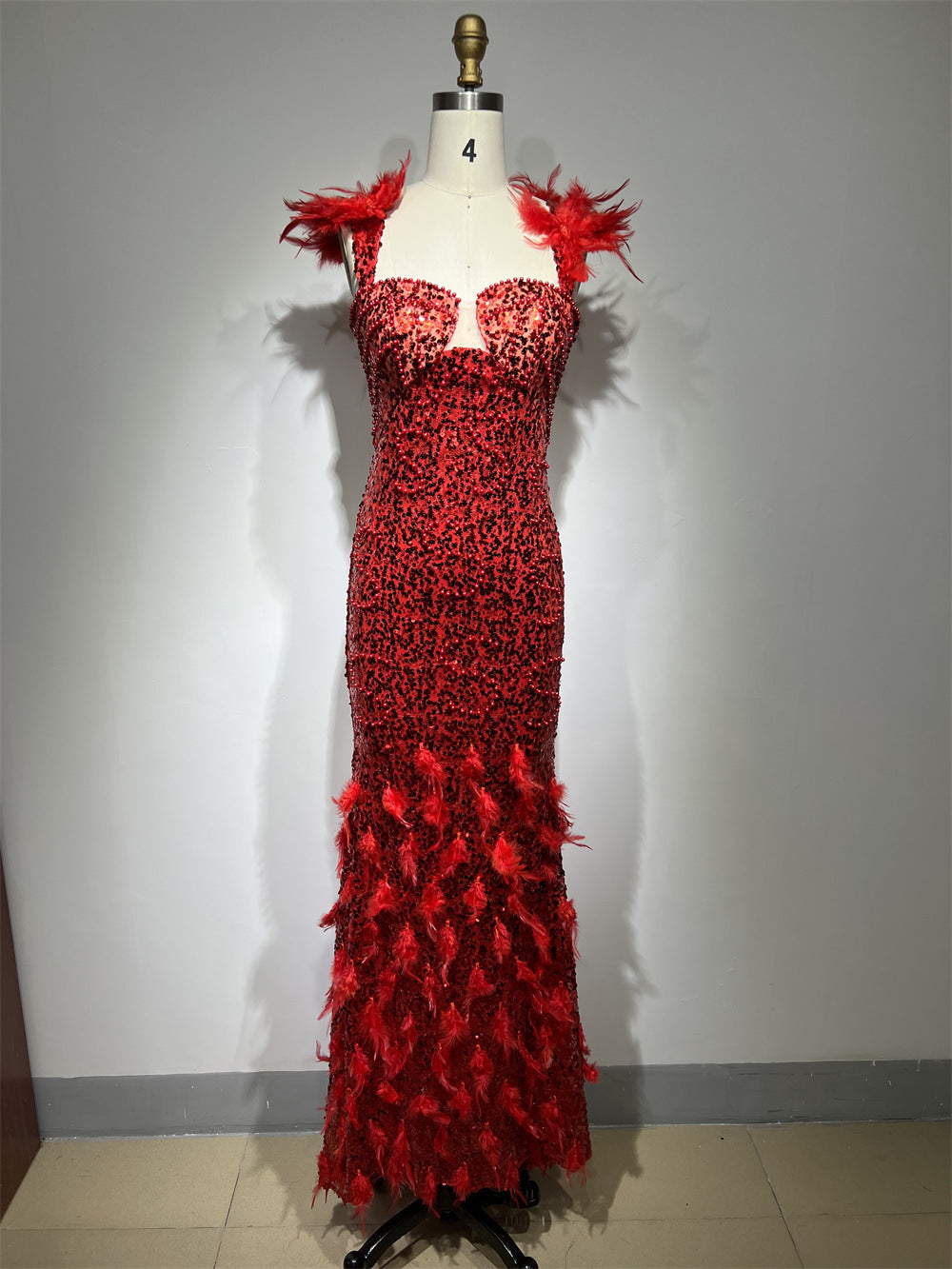 Robe fourreau rouge sans manches, à sequins et plumes, avec col carré