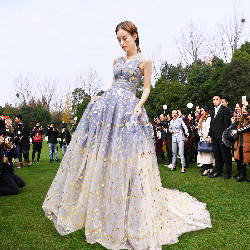 Robe de soirée à motif bleu clair et traîne en queue-de-pie