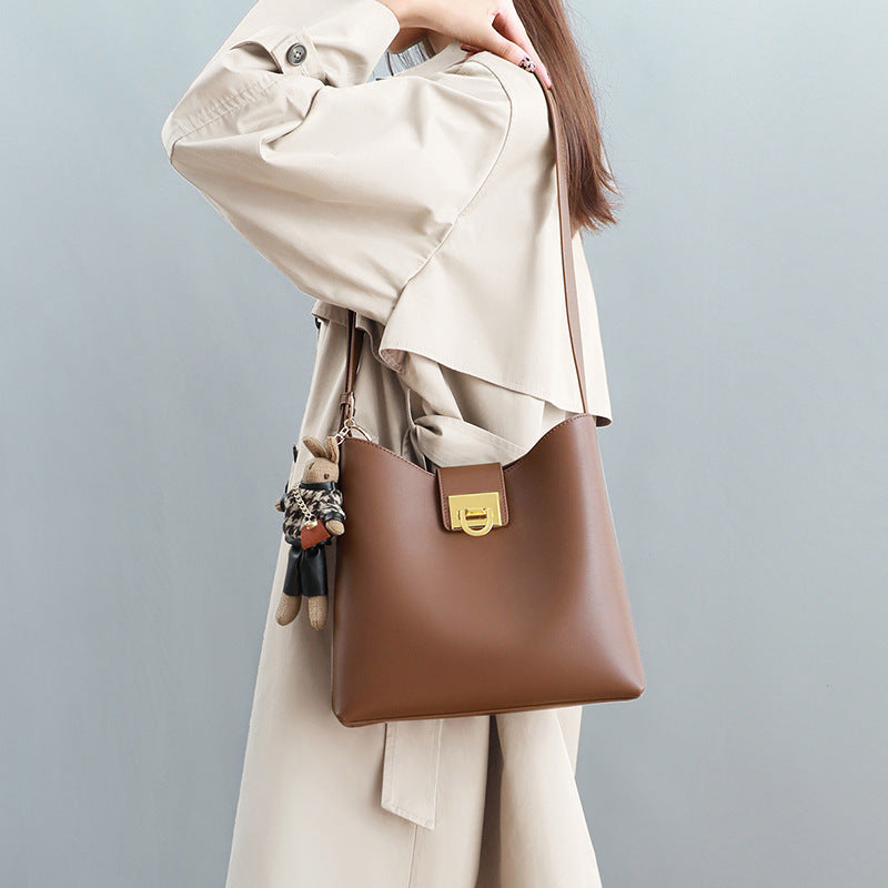 Trendy Large Leather Bucket Bag in Black & Caramel