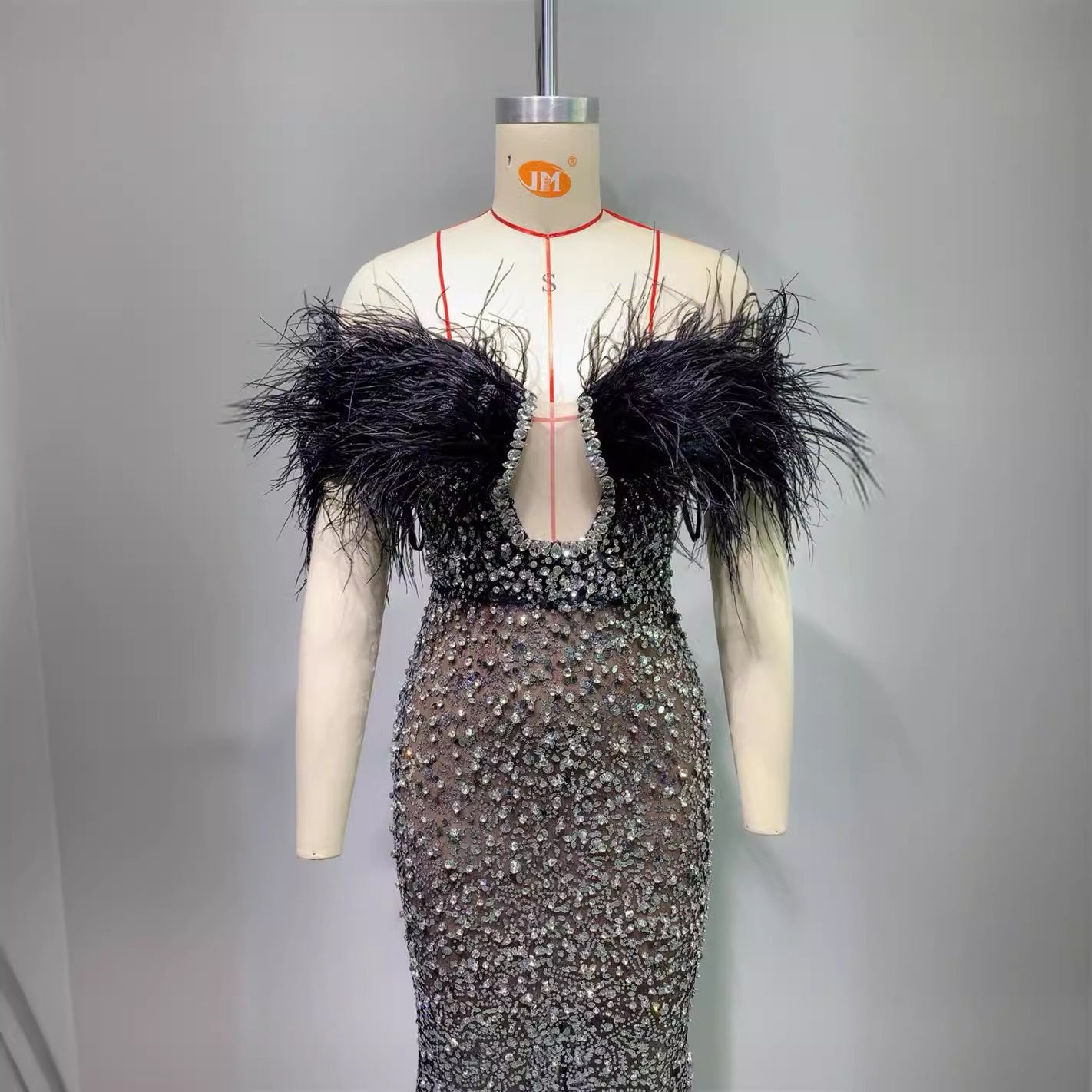 Robe Tube Col V Pailletée Luxe Plumes Strass Noire Taille Haute
