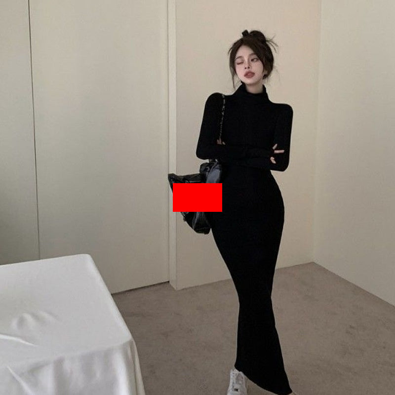Robe mi-longue noire à col roulé en maille ajustée pour femme