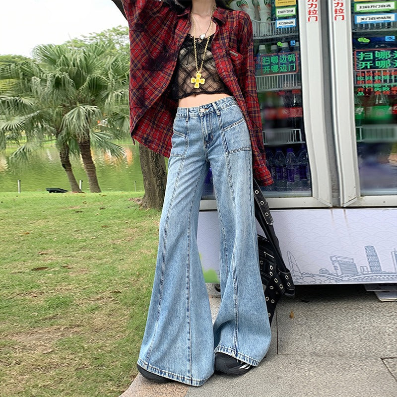 بنطلون جينز أمريكي التصميم بخصر عالٍ وقصة واسعة من الأسفل