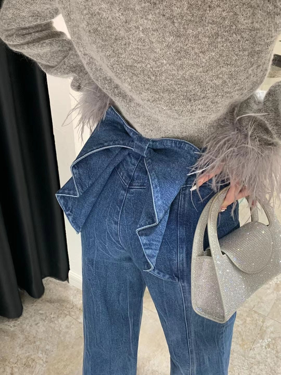 بنطلون جينز نسائي بخصر عالٍ مزين بفيونكة، بقصة مستقيمة وأرجل واسعة