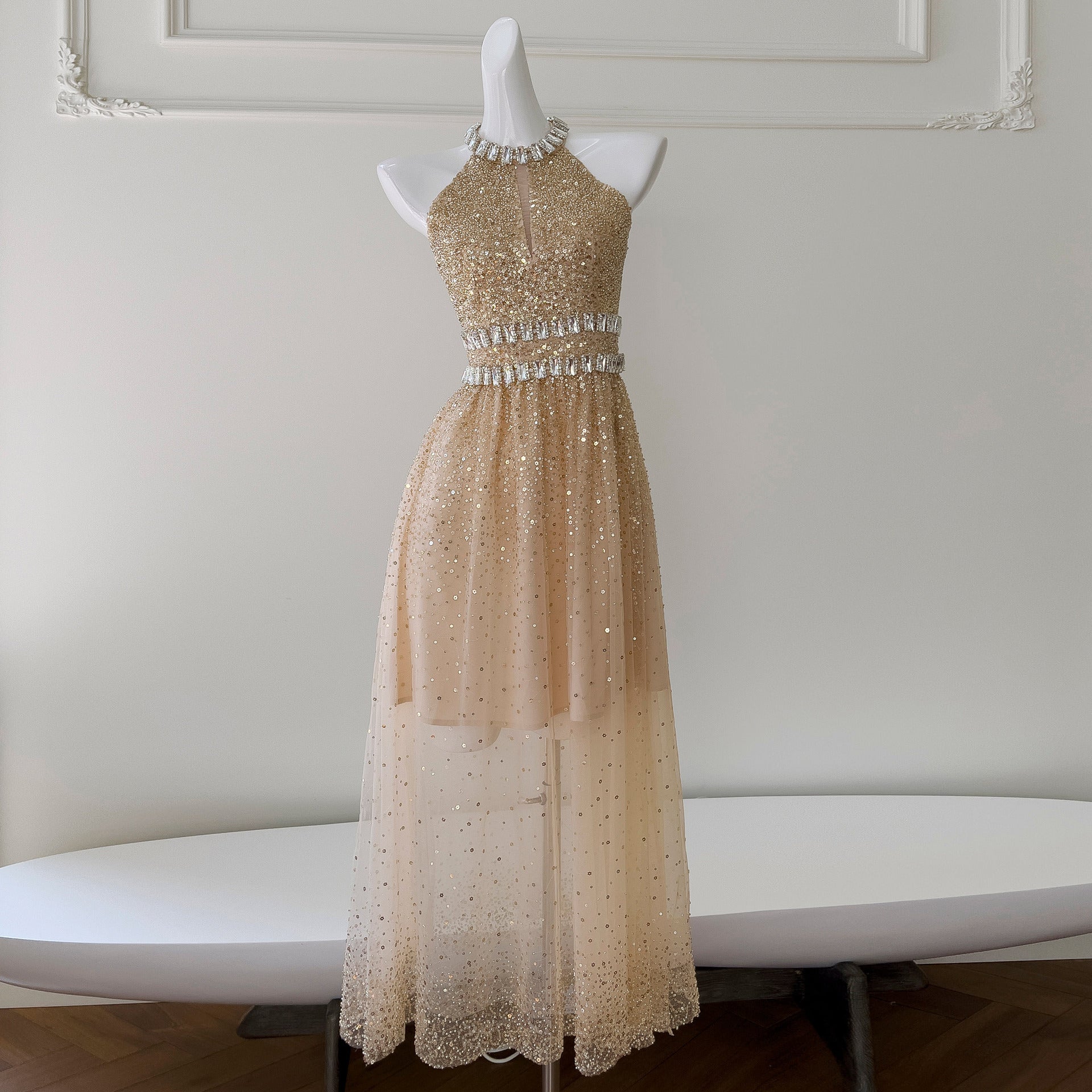 Longue robe de soirée dos nu en gaze à sequins doré champagne