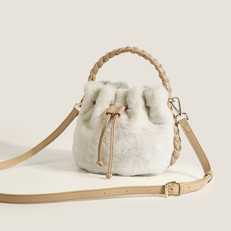 Sac seau Bretzel en peluche blanche avec bandoulière réglable