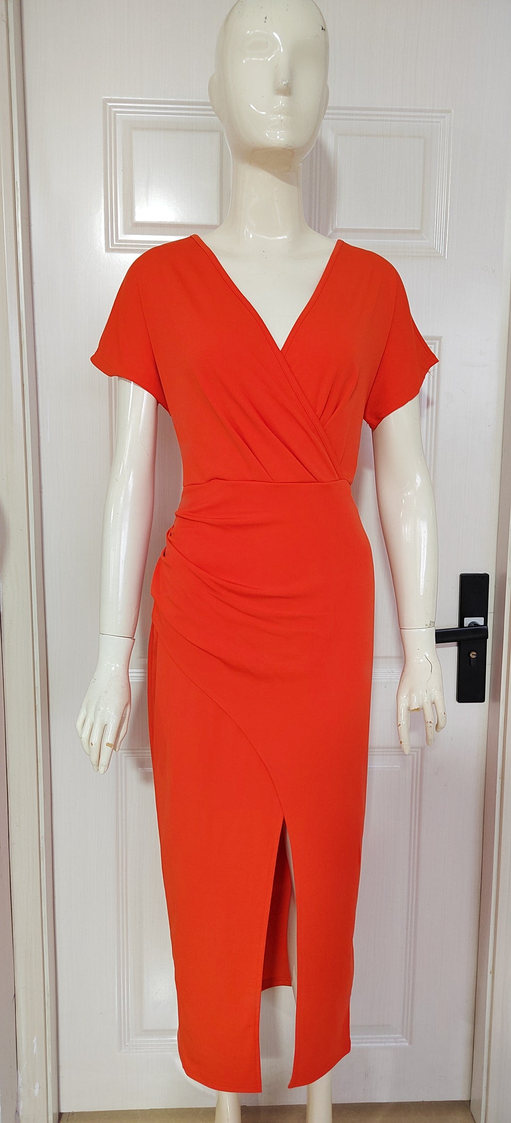 Robe d'été ajustée à col en V à manches courtes avec fente sexy