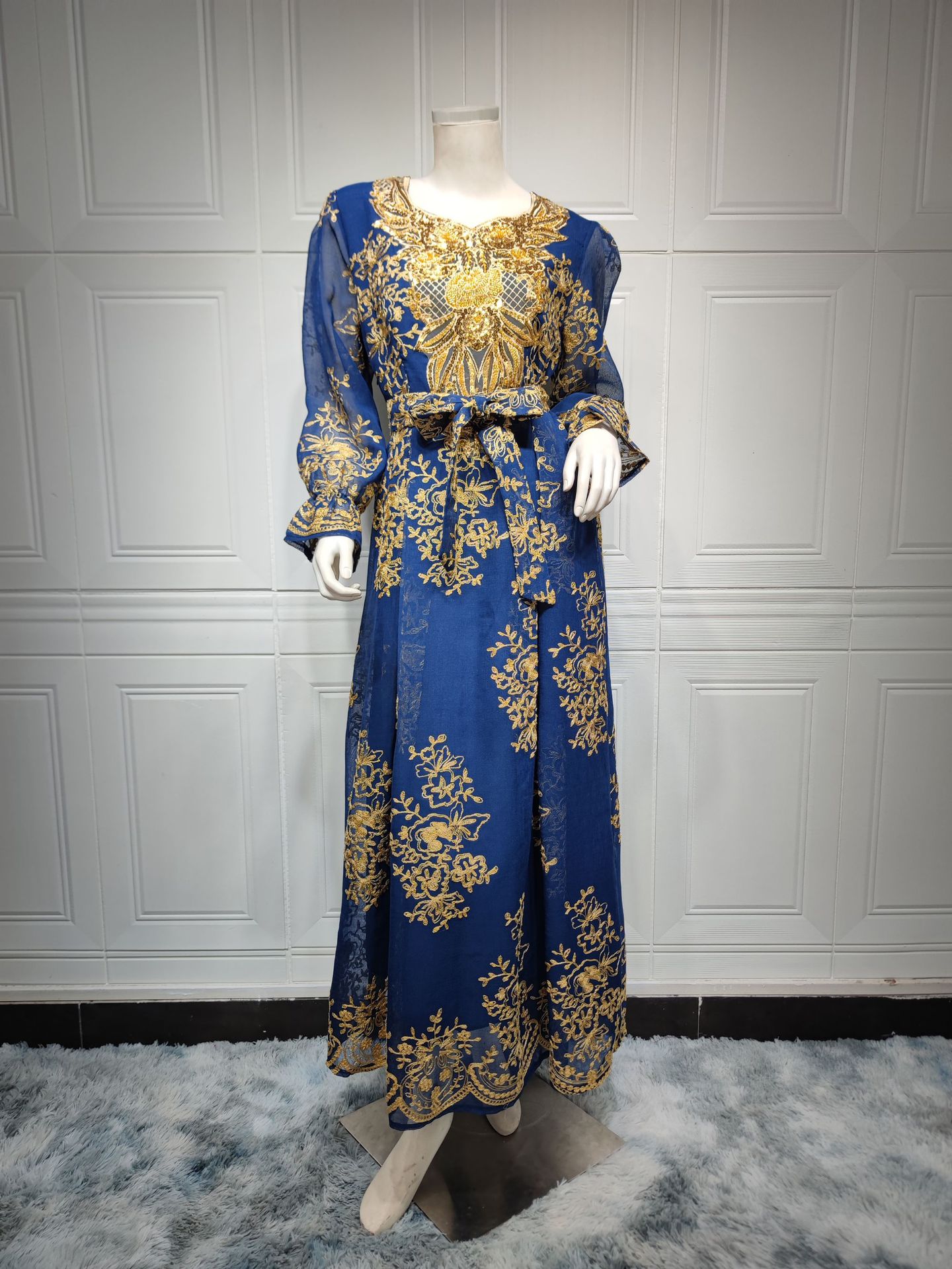 Robe brodée à appliqués pour femme arabe