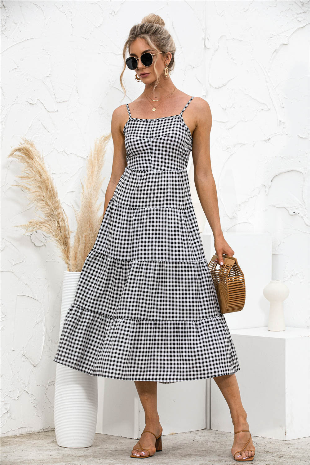 Robe mi-longue pour femme avec col montant, taille haute et jupe à volants