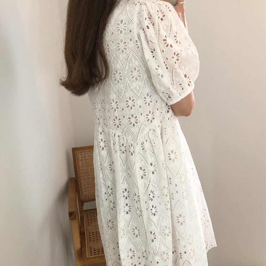 Robe pull cintrée à col en V en crochet ajouré et manches bouffantes