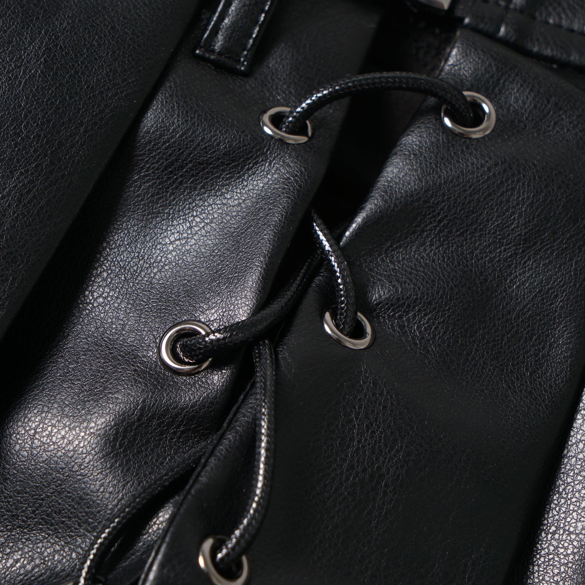 Jupe plissée en nylon noir avec surpiqûres en cuir pour femme