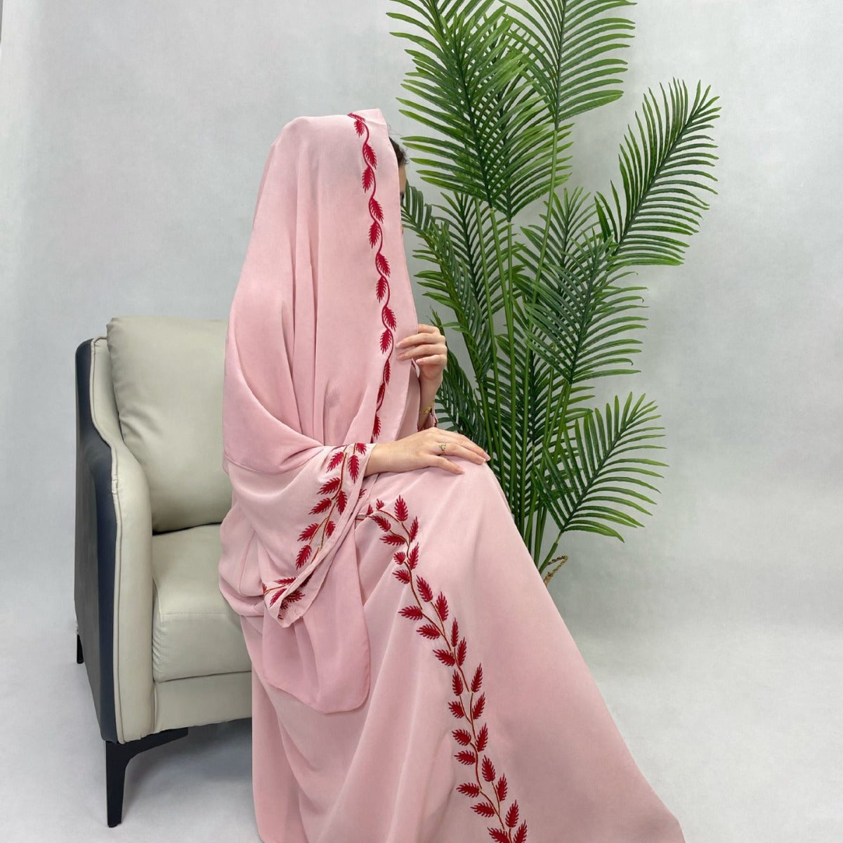Robe longue musulmane à col rond brodée d'un motif végétal avec manches cloche
