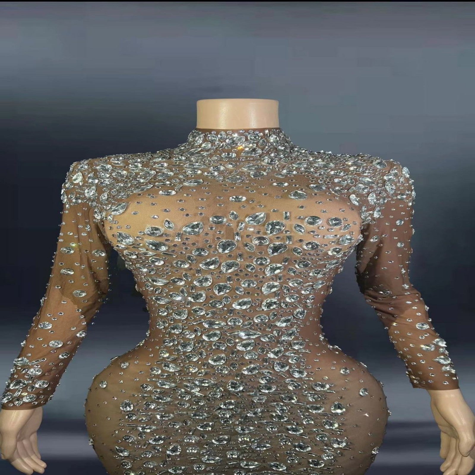 Robe de bal moulante à manches longues et strass pour femme
