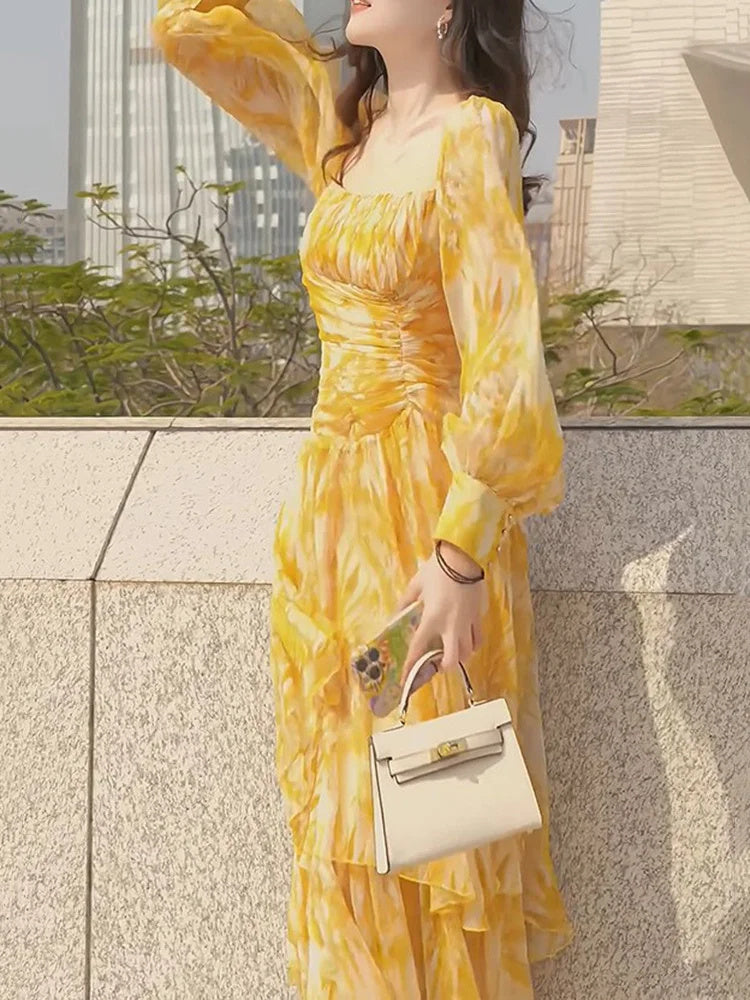 Robe de princesse française à col carré jaune et manches bouffantes