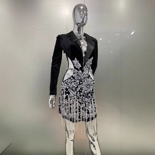 Robe de luxe en velours noir avec strass et découpes à pampilles