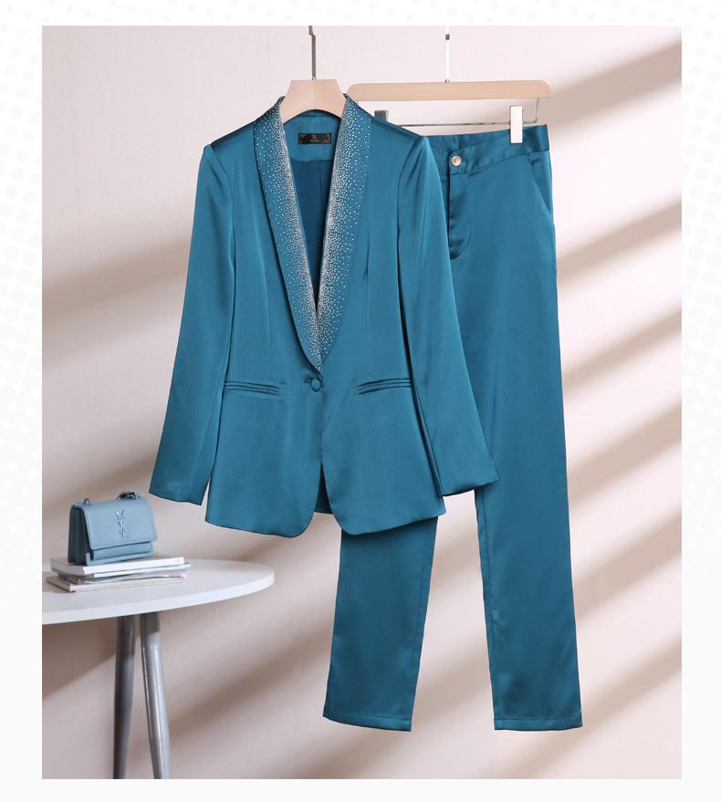 بدلة نسائية أنيقة