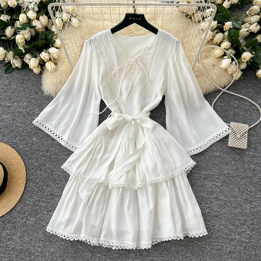Robe ample blanche style rétro avec lacets, manches cloche et taille à coutures