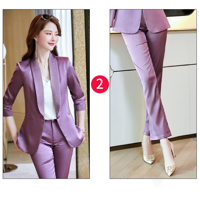 بدلة نسائية أنيقة