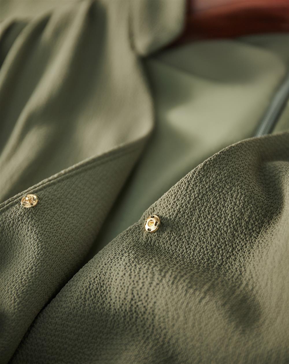 Robe bulle plissée en mousseline verte avec taille plissée et manches longues pour les trajets quotidiens au bureau