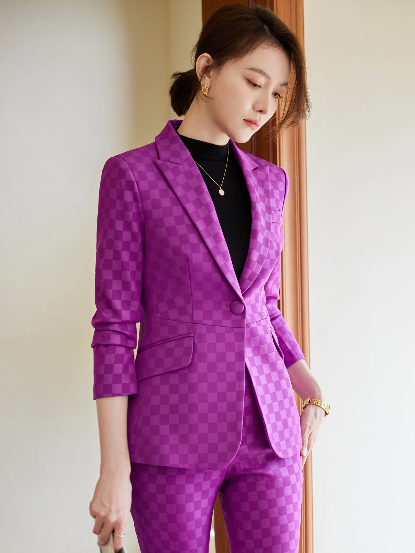 بدلة خضراء منقوشة، شخصية نحيفة، شخصية اجتماعية