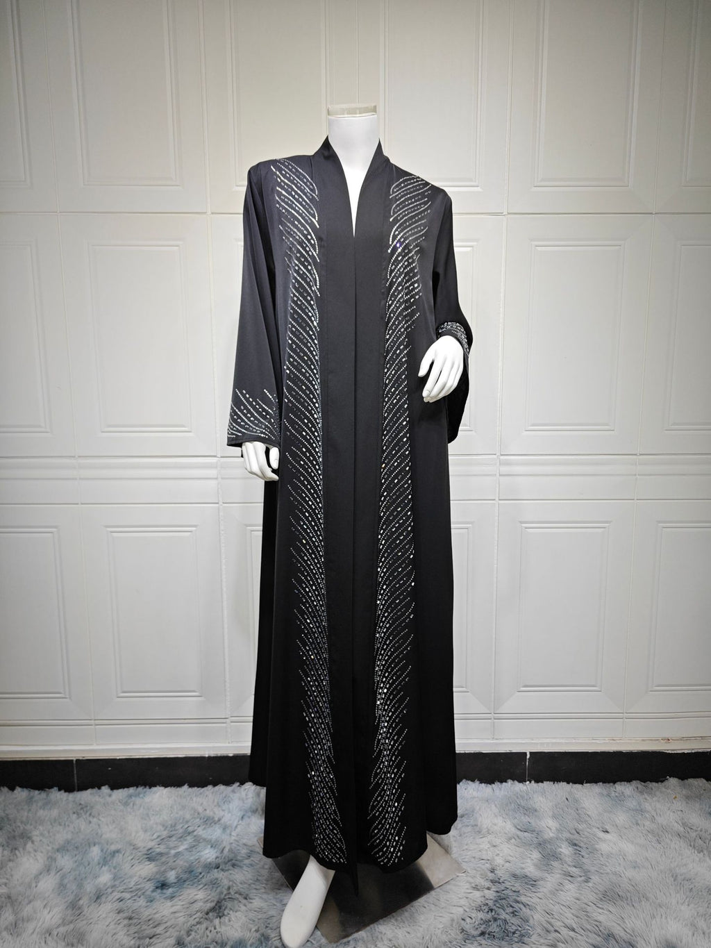 Robe noire élégante du Moyen-Orient avec ornements en strass et manches évasées
