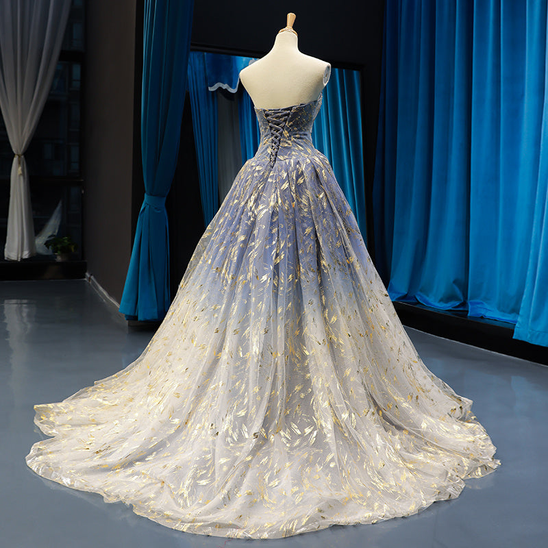 Robe de soirée à motif bleu clair et traîne en queue-de-pie