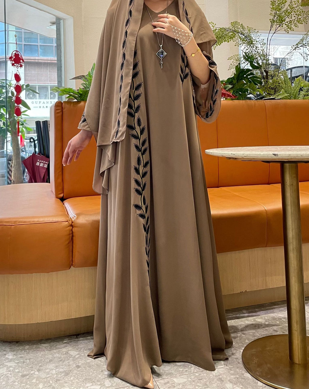 Robe longue musulmane à col rond brodée d'un motif végétal avec manches cloche