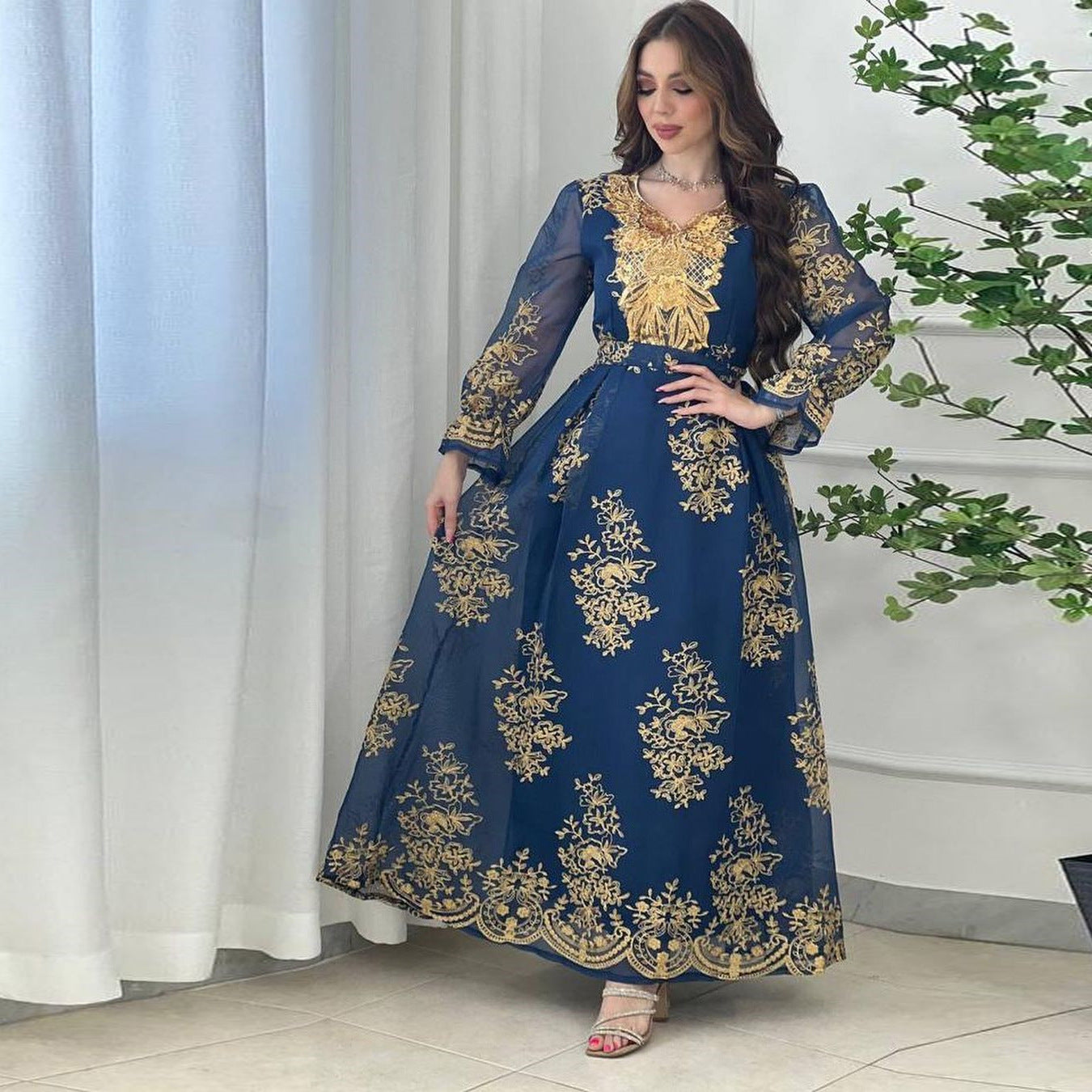 Robe brodée à appliqués pour femme arabe