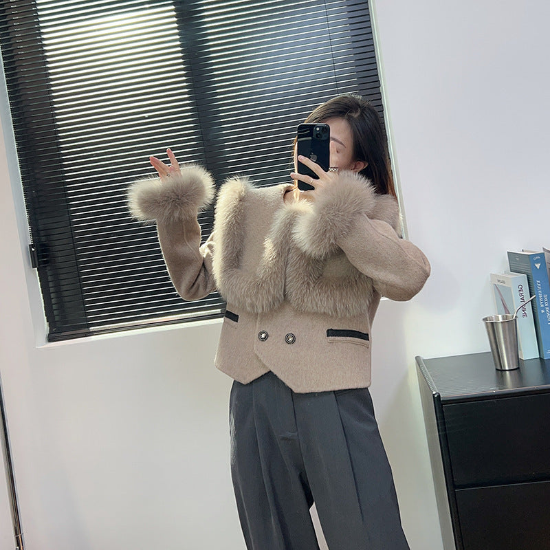 Manteau court en laine taille haute avec col en fourrure de renard