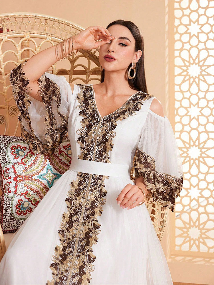 فستان شبكي أبيض أنيق مكشوف الأكتاف مع تطريز وأكمام واسعة