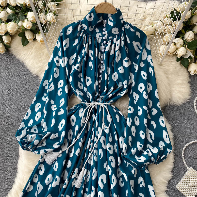 Robe mi-longue imprimée cintrée à col montant, manches bouffantes et boutonnée
