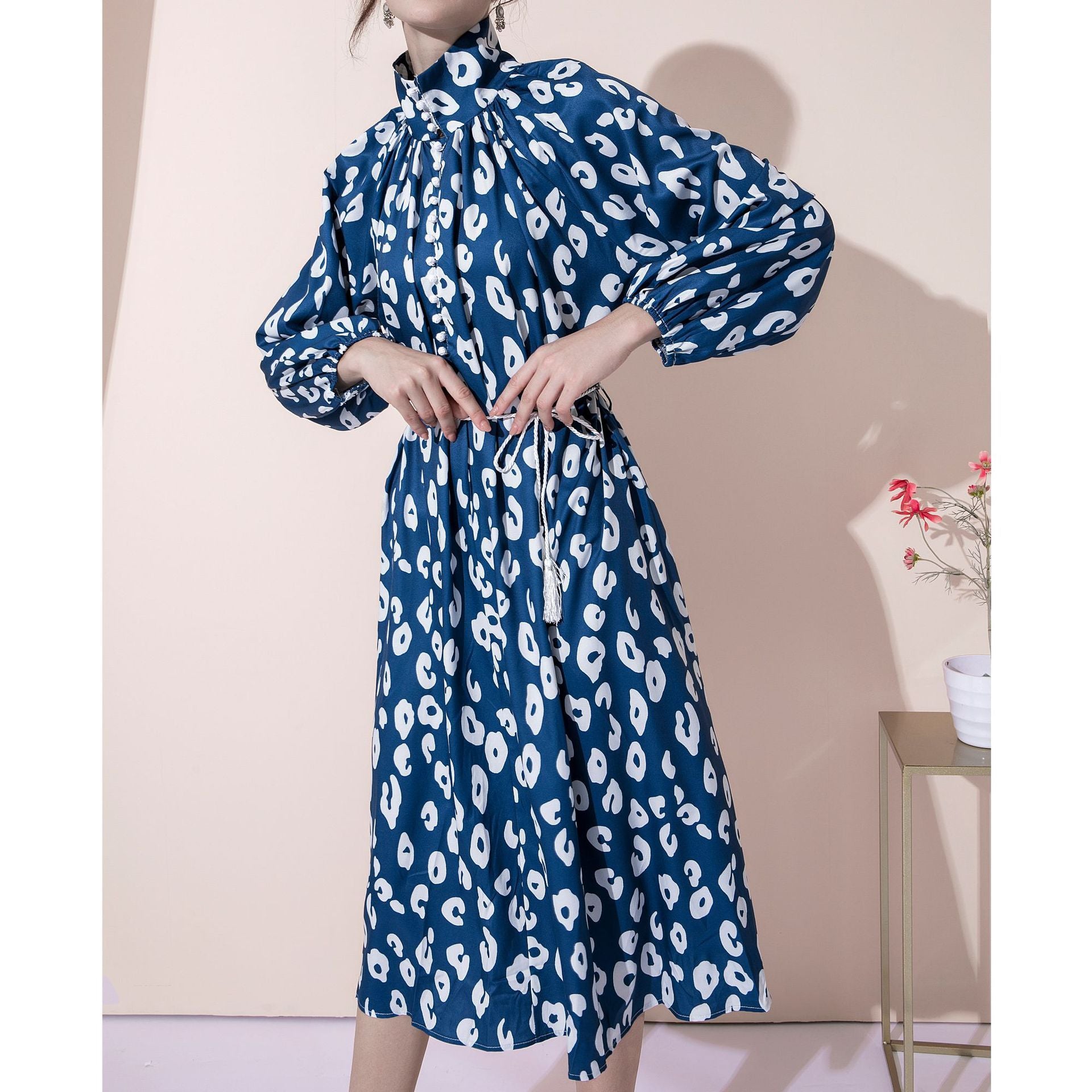 Robe mi-longue imprimée cintrée à col montant, manches bouffantes et boutonnée