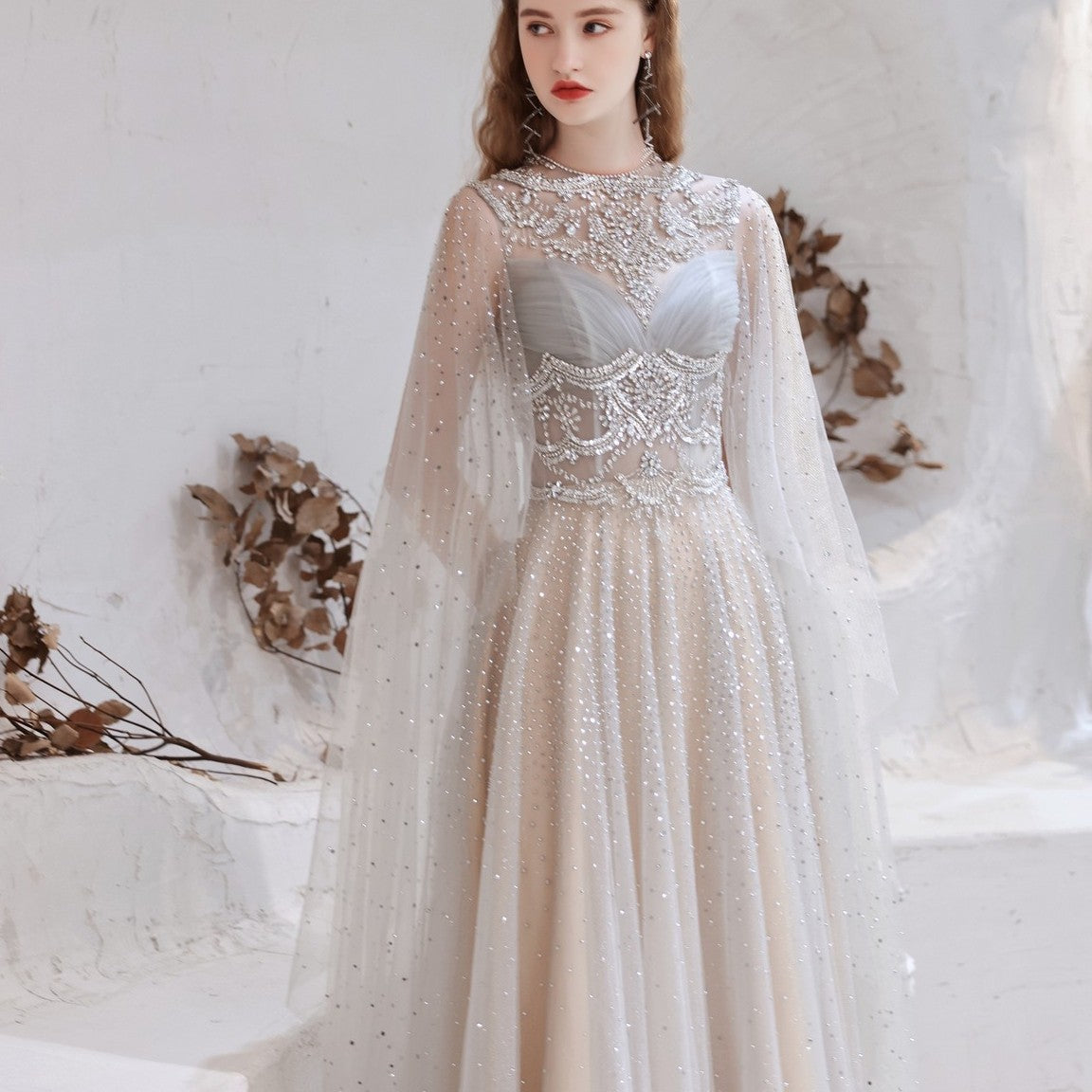 Robe de soirée longue grise avec châle