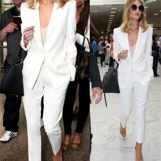 بدلة بيضاء قصيرة أنيقة وعصرية