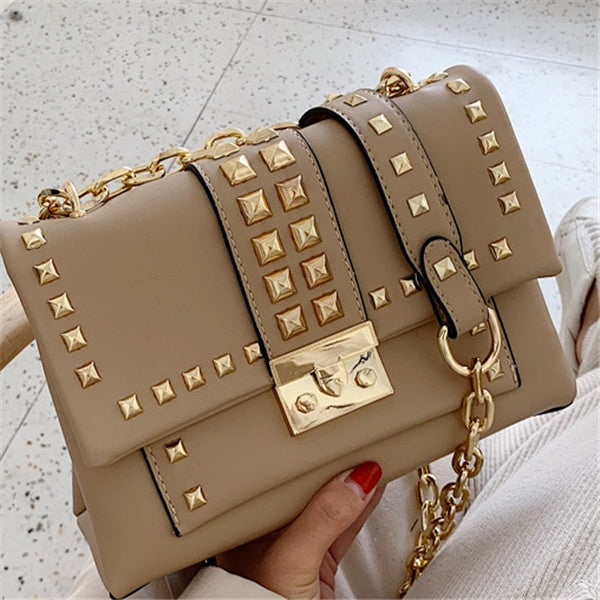 Sac seau à bandoulière clouté en PU avec fermeture à boucle