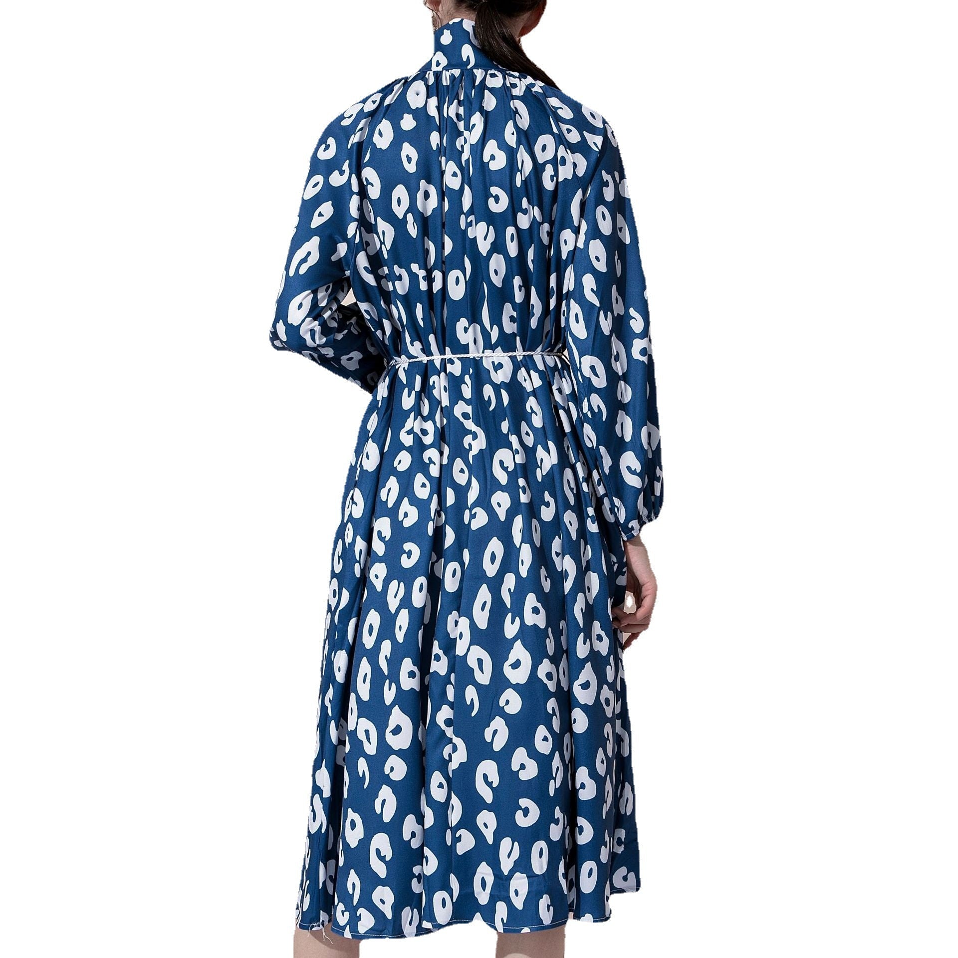 Robe mi-longue imprimée cintrée à col montant, manches bouffantes et boutonnée