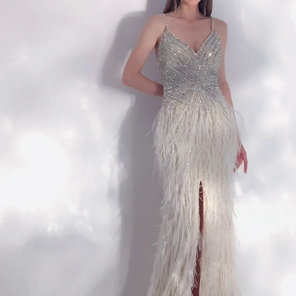 Robe de soirée sans manches en plumes couleur champagne à décolleté plongeant pour femme