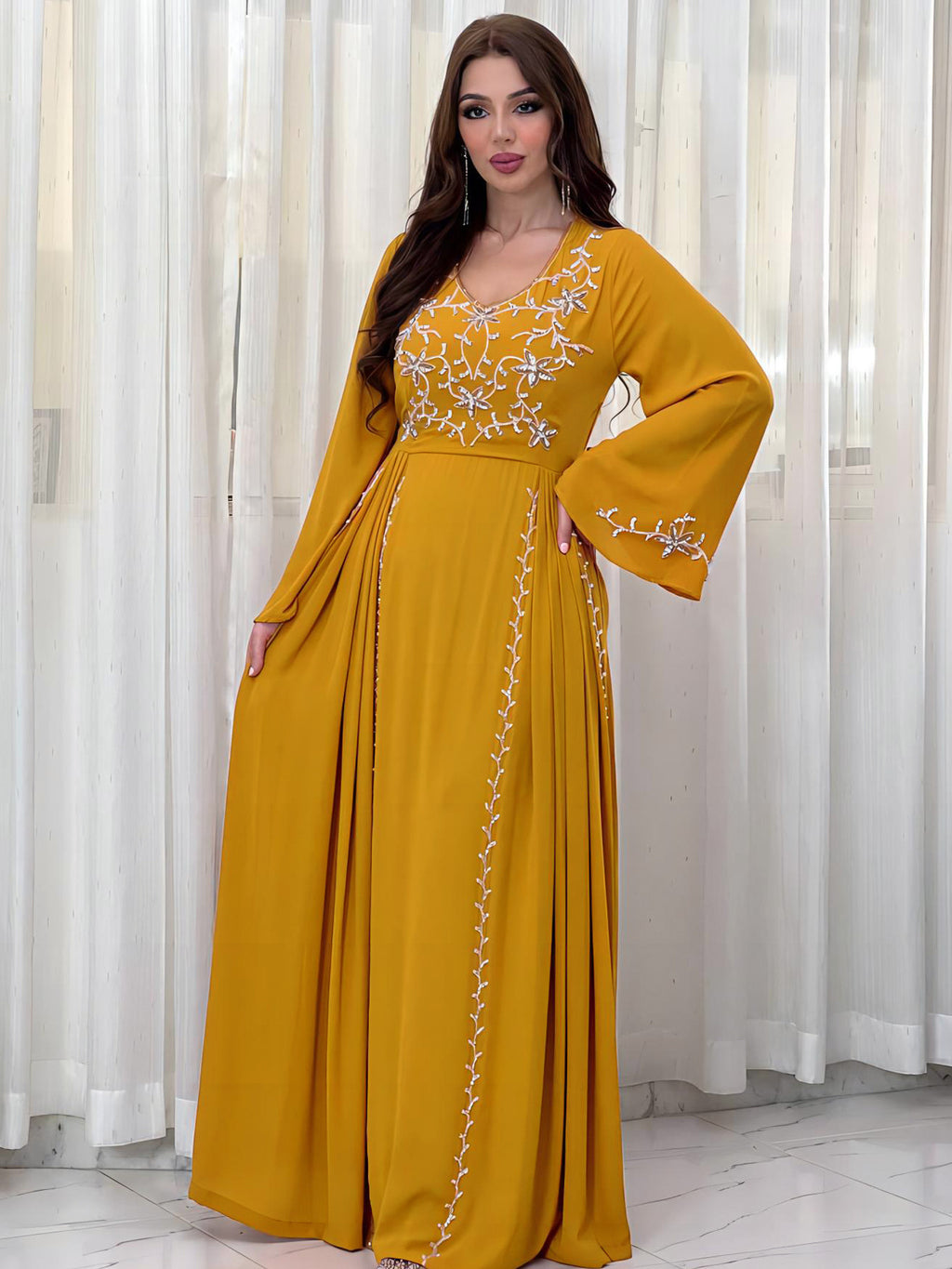 Robe de soirée élégante à broderies et appliqués avec ceinture, manches longues, jupe longue