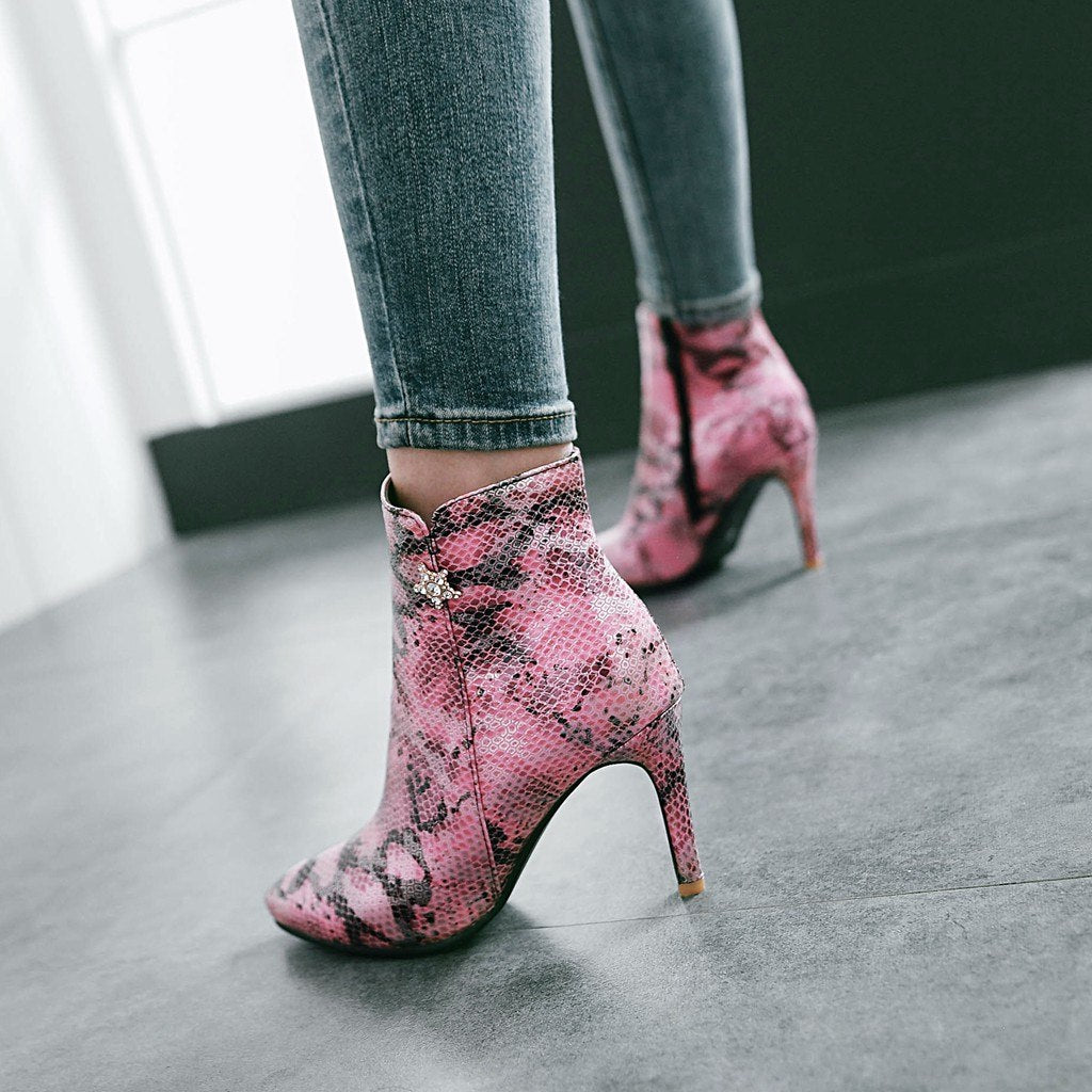 حذاء نسائي أنيق بكعب ستيليتو مدبب وسحاب جانبي، بنقشة جلد الثعبان الجذابة، مناسب للارتداء بدون كعب. 