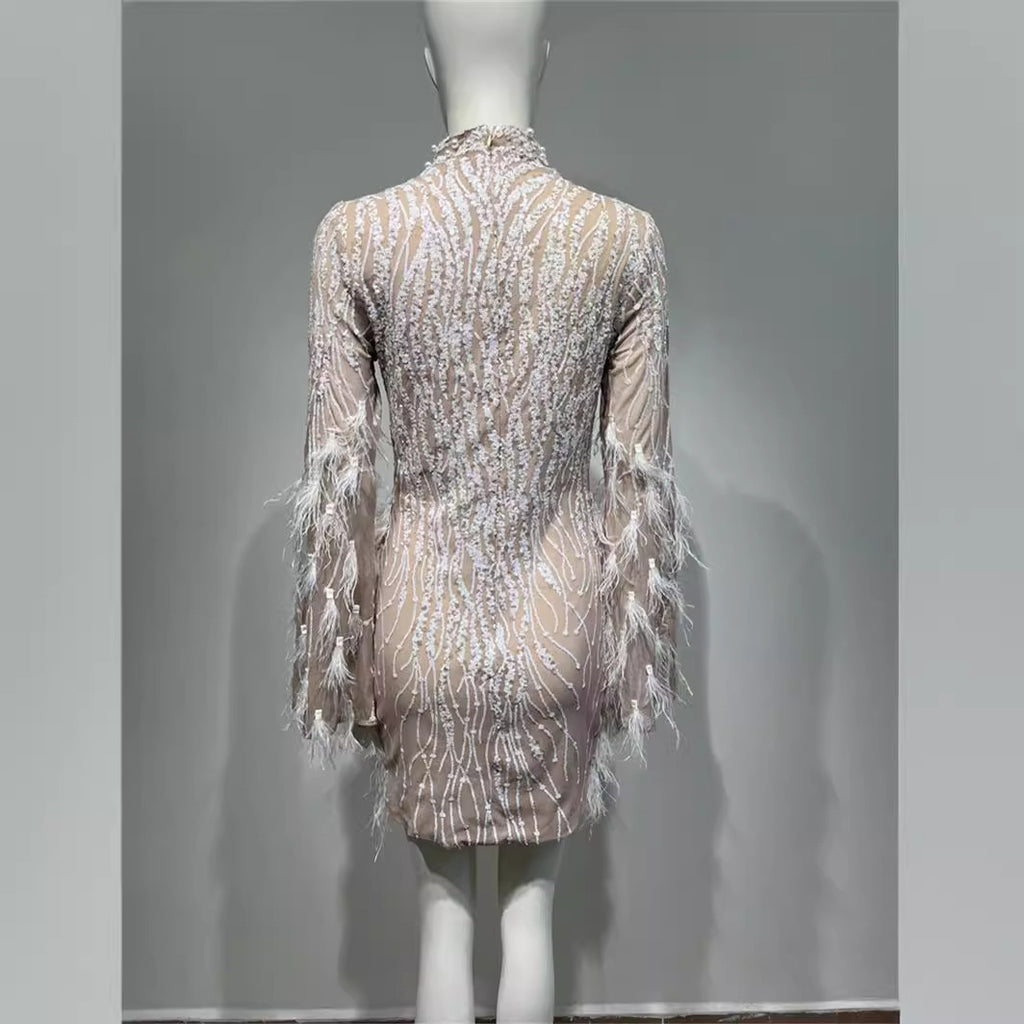 Robe en perles de mousse abricot à taille haute à plumes et paillettes