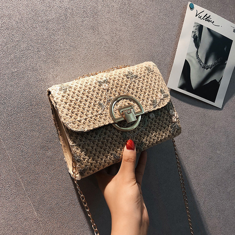 Petit sac en paille brodé à bandoulière fine