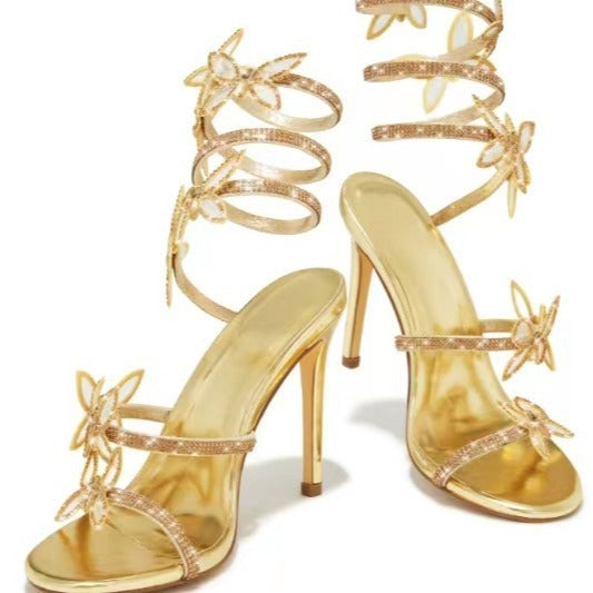 Sandales à talons aiguilles papillon ornées de strass en noir, rose et or
