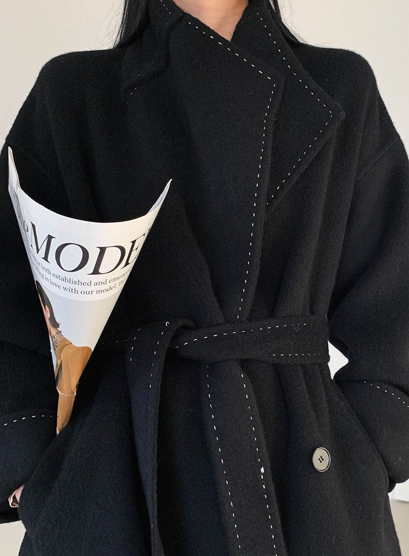 Manteau double-face en laine avec revers en fourrure longue et détails lacés en blanc ivoire et noir, tailles S-L