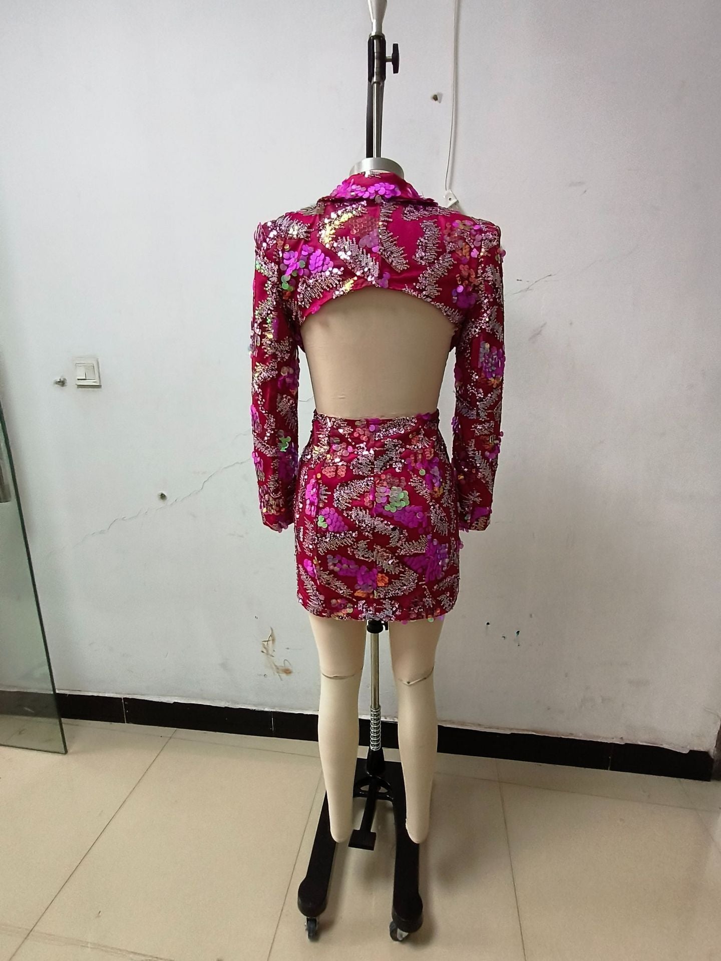 Robe mi-longue dos nu à sequins rouge rosé