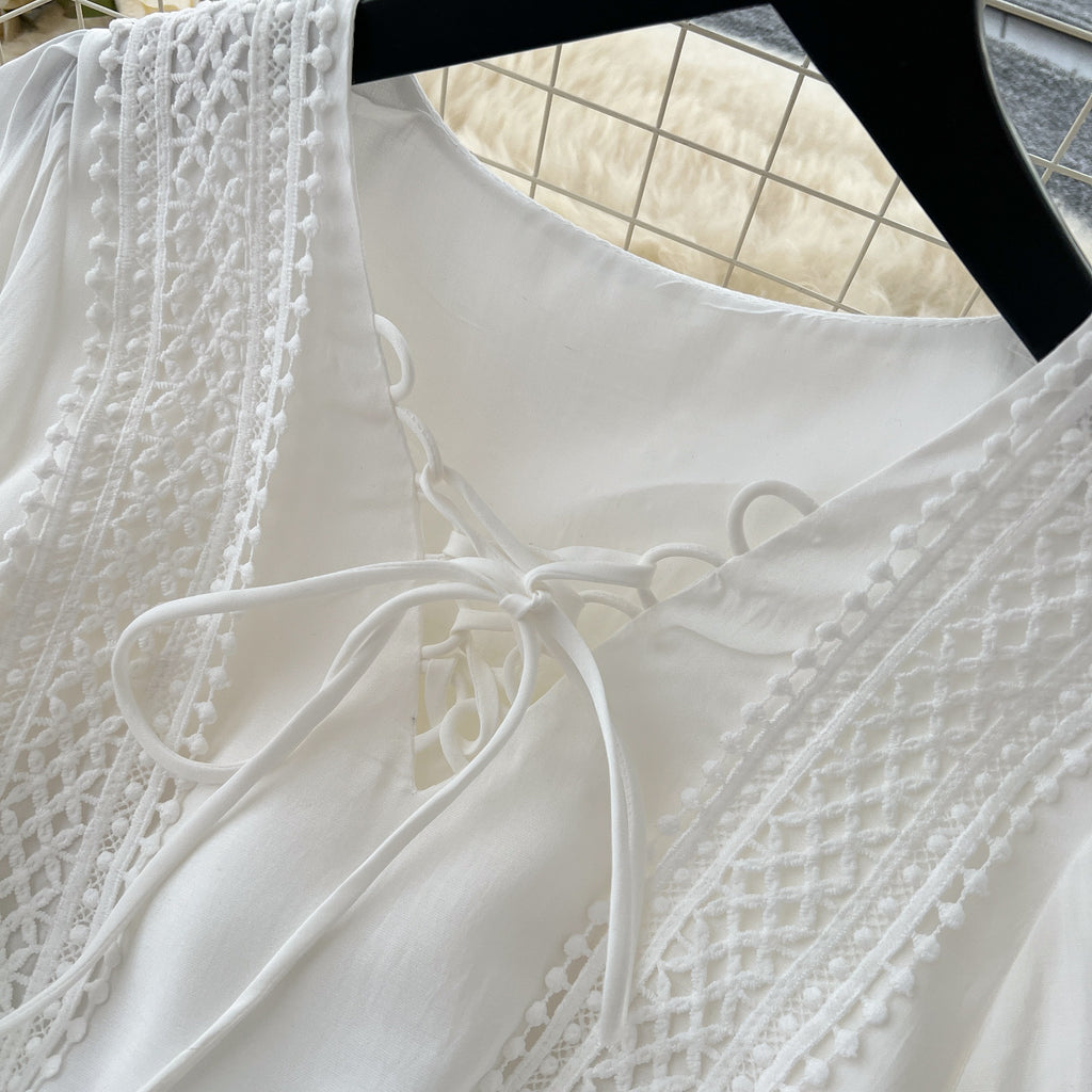 Robe ample blanche style rétro avec lacets, manches cloche et taille à coutures
