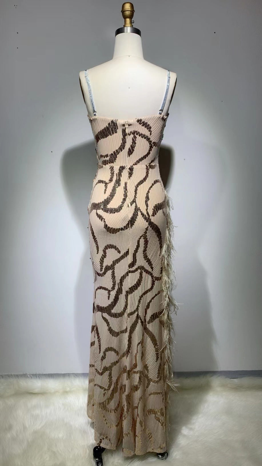 Robe élégante en coton, abricot, ornée de paillettes, de fentes et de plumes, avec dos nu à bretelles en V