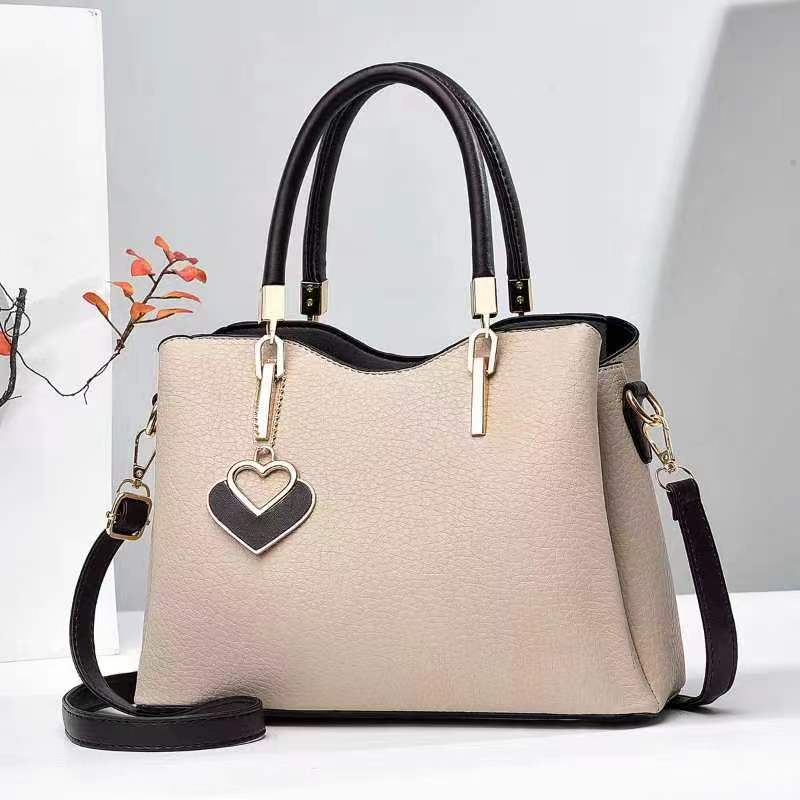 Sac bandoulière litchi pour femme d'âge mûr