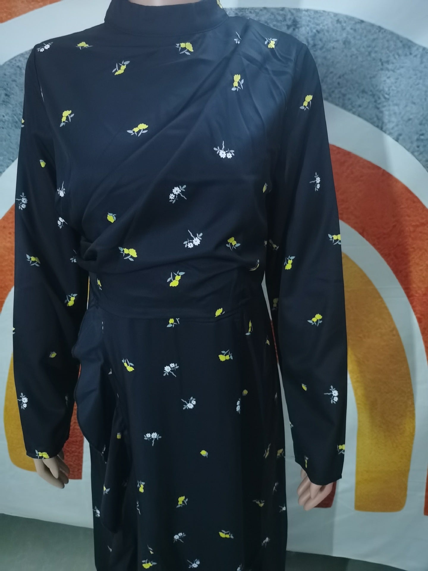 فستان نسائي أنيق بأكمام طويلة وقصة ضيقة