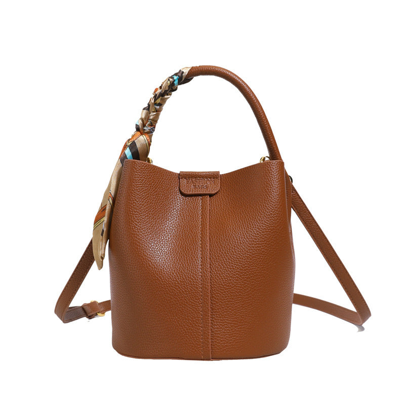 Sac seau porté main avec accent en foulard