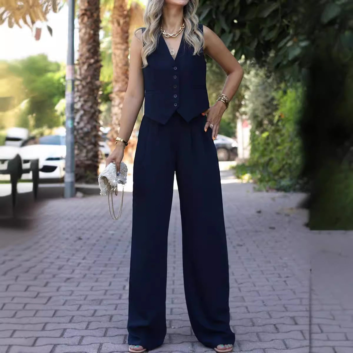 Ensemble tailleur gilet sans manches col V et pantalon large