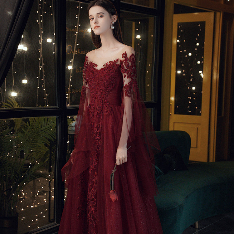 Robe de soirée en dentelle bordeaux perlée pour femme
